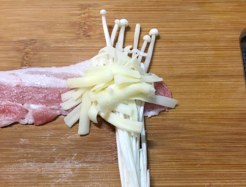 豚バラにえのき、チーズをのせる